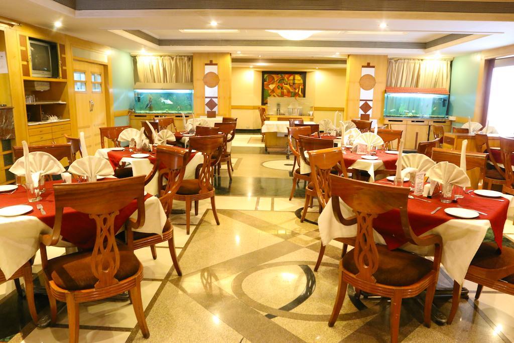 The Ambassador Hotel Pune Bagian luar foto