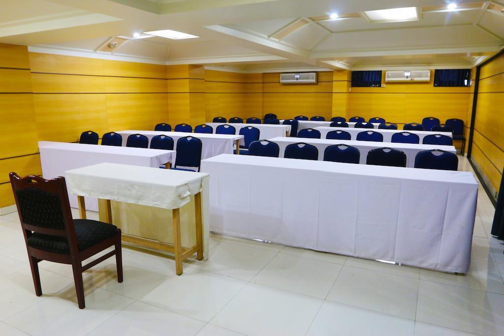 The Ambassador Hotel Pune Bagian luar foto