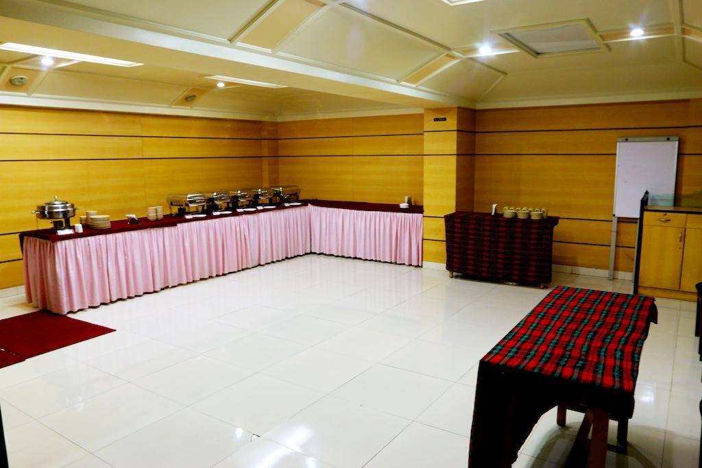 The Ambassador Hotel Pune Bagian luar foto