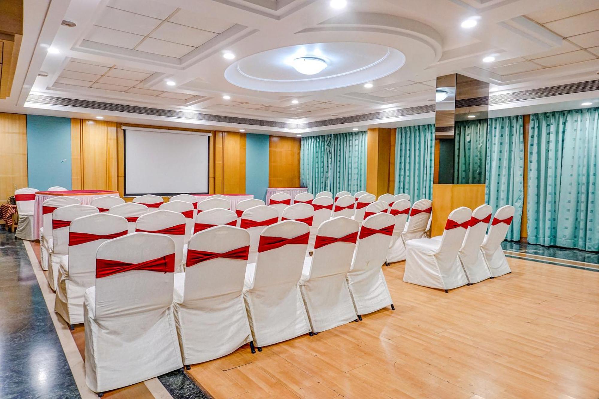 The Ambassador Hotel Pune Bagian luar foto