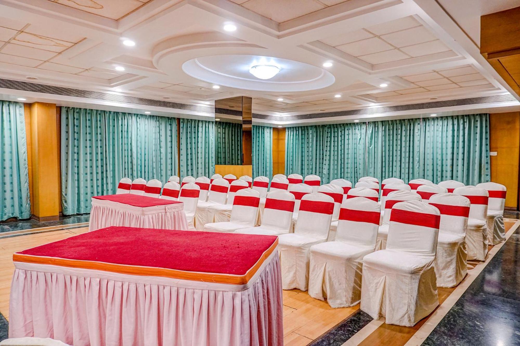 The Ambassador Hotel Pune Bagian luar foto