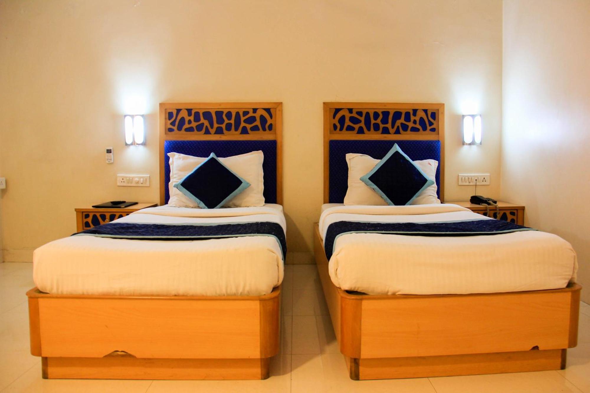 The Ambassador Hotel Pune Bagian luar foto