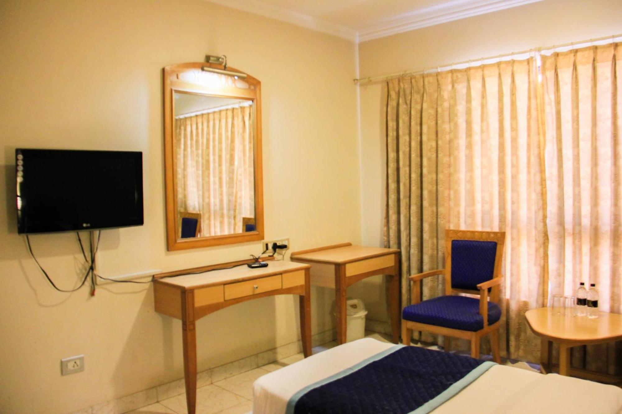 The Ambassador Hotel Pune Bagian luar foto