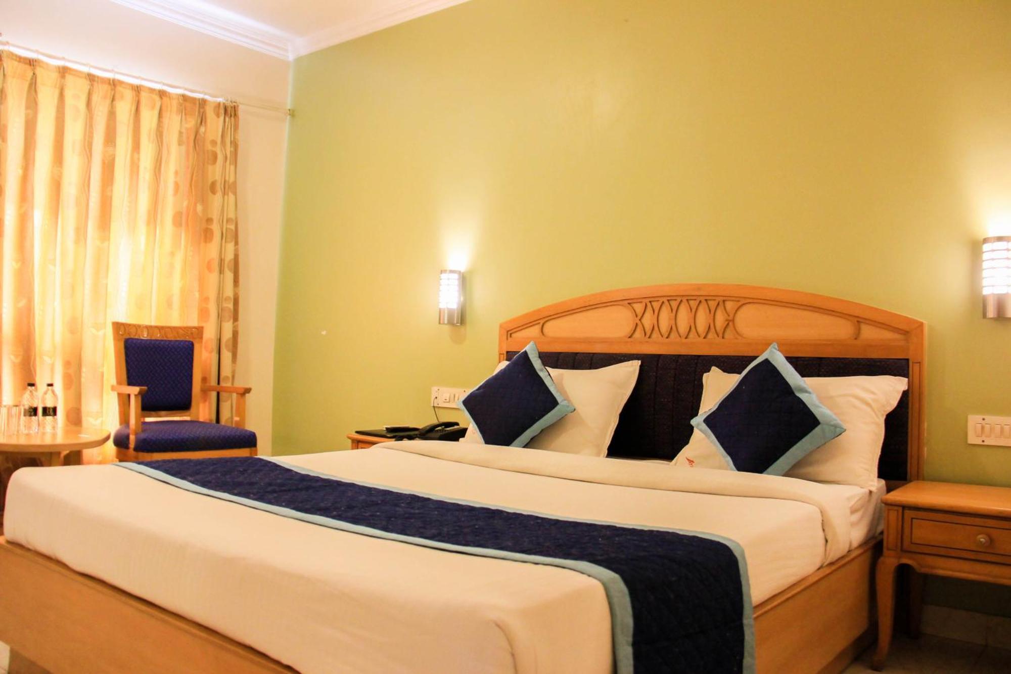 The Ambassador Hotel Pune Bagian luar foto