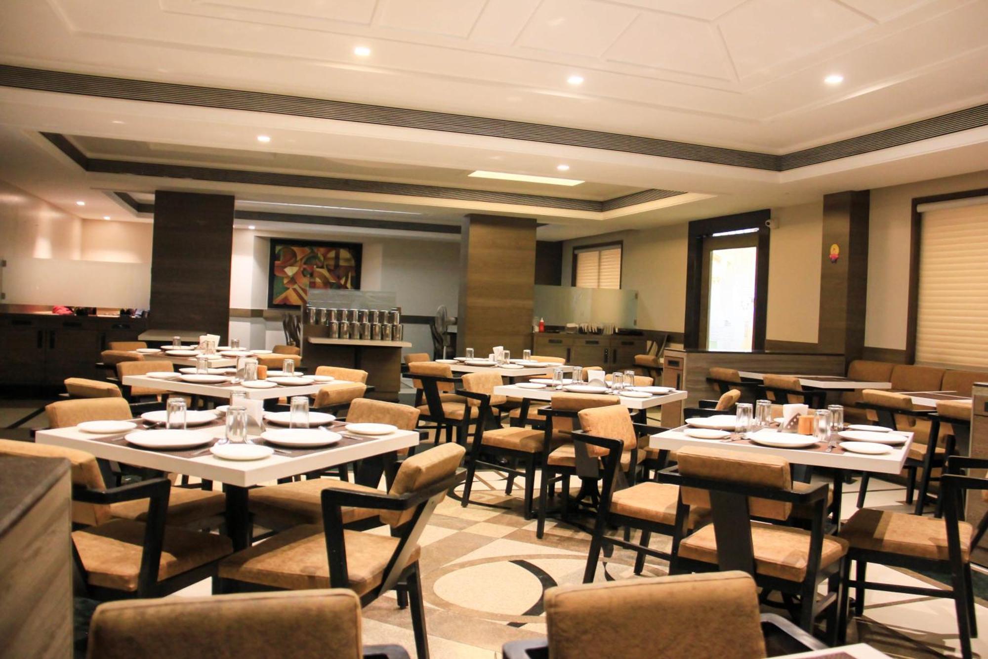 The Ambassador Hotel Pune Bagian luar foto