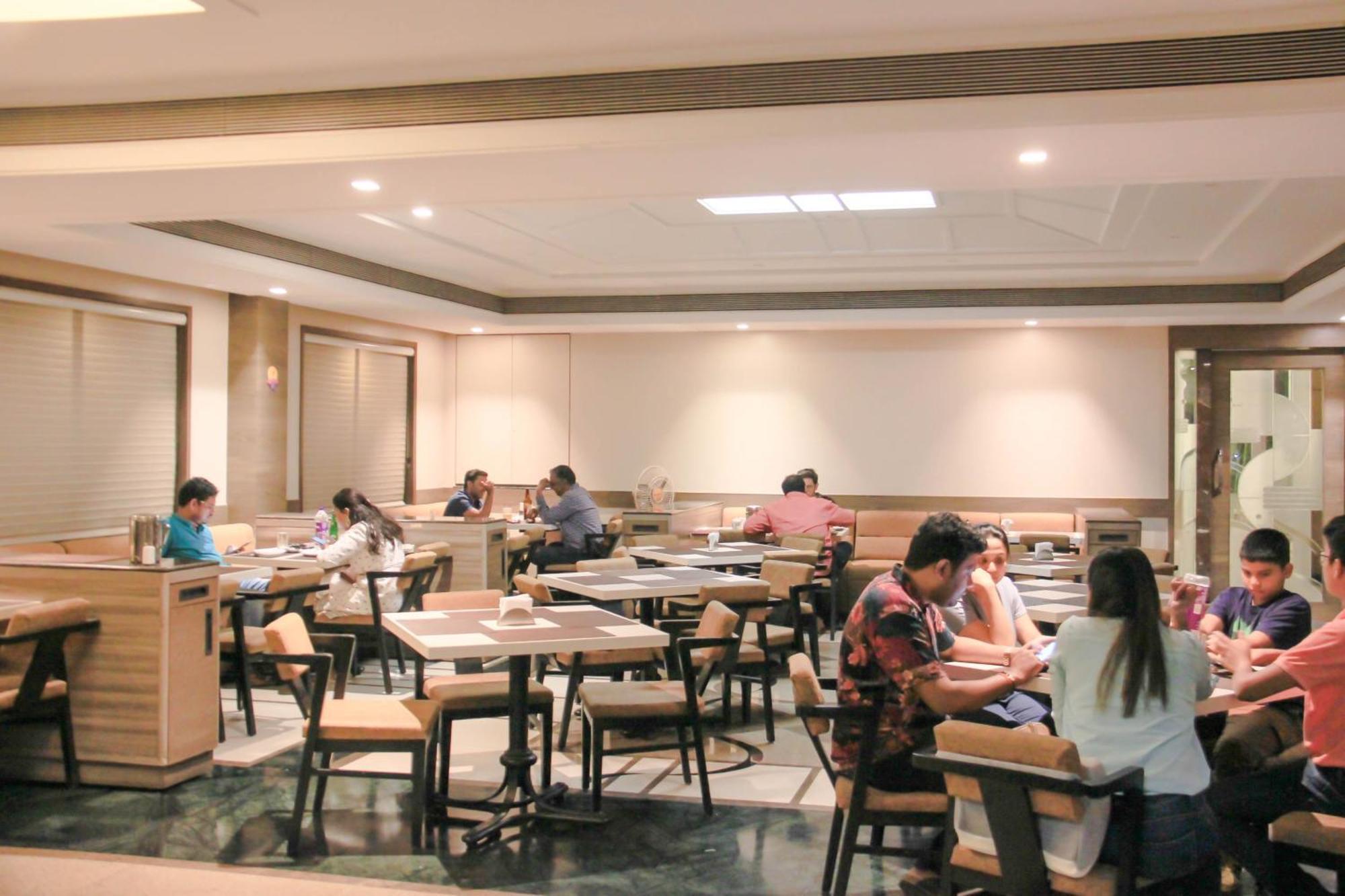 The Ambassador Hotel Pune Bagian luar foto