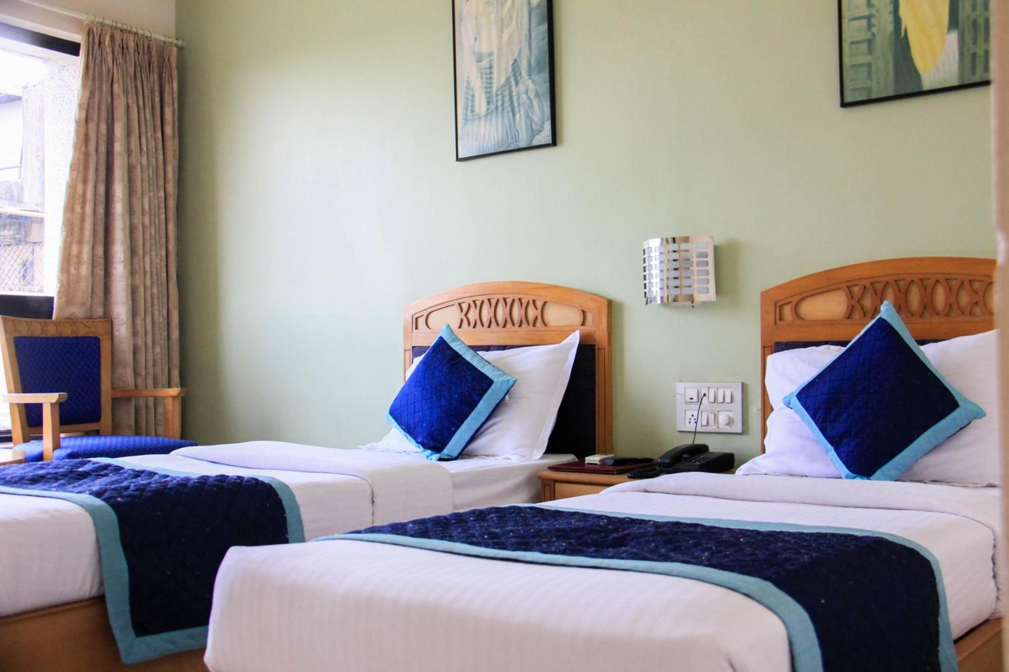 The Ambassador Hotel Pune Bagian luar foto