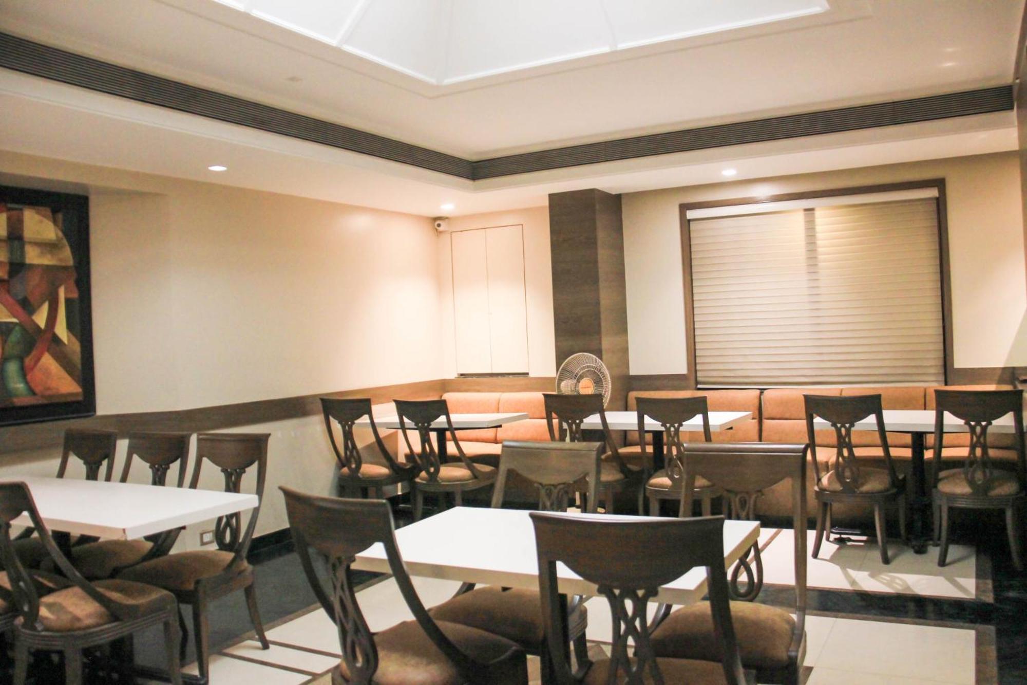 The Ambassador Hotel Pune Bagian luar foto