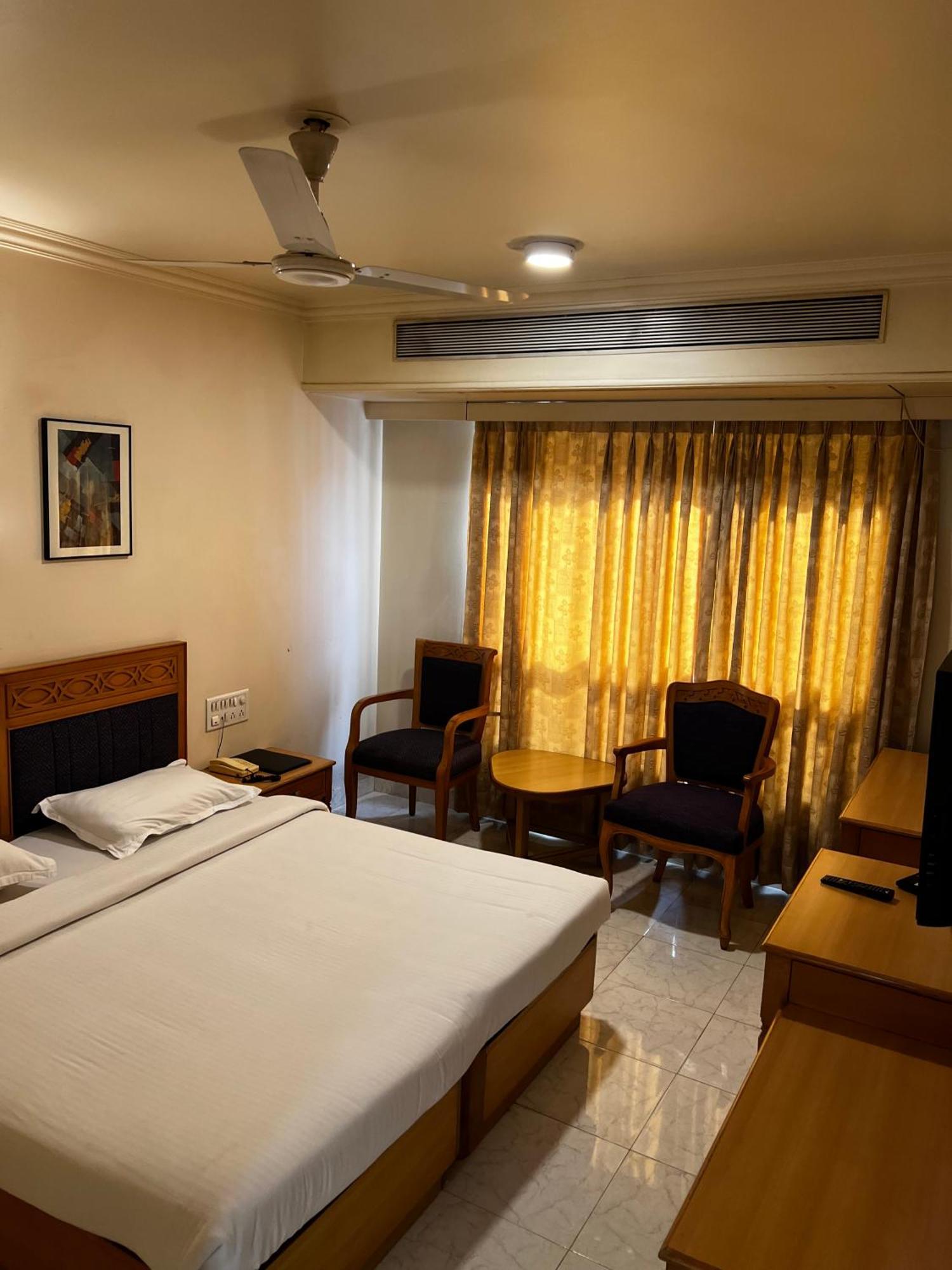 The Ambassador Hotel Pune Bagian luar foto